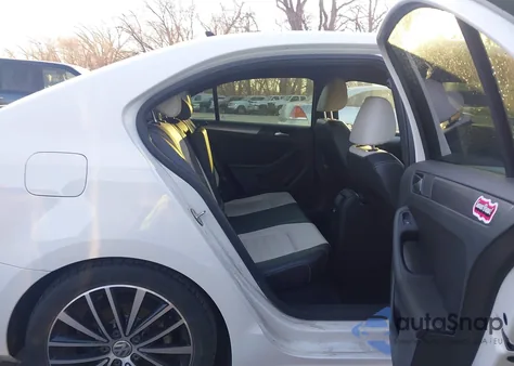 2016 Volkswagen Jetta 1.8T Sport z USA, uszkodzony, nr VIN 3VWD17AJXGM402241